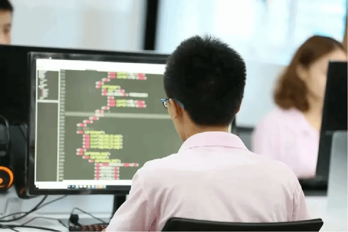 信息技術(shù)學(xué)院 培養(yǎng)未來(lái)信息技術(shù)開(kāi)發(fā)人才的搖籃