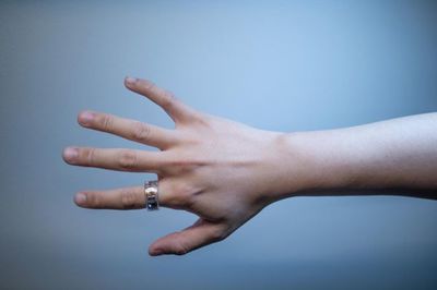 科學家研發低成本無線智能戒指，革新手指運動追蹤與健康監測